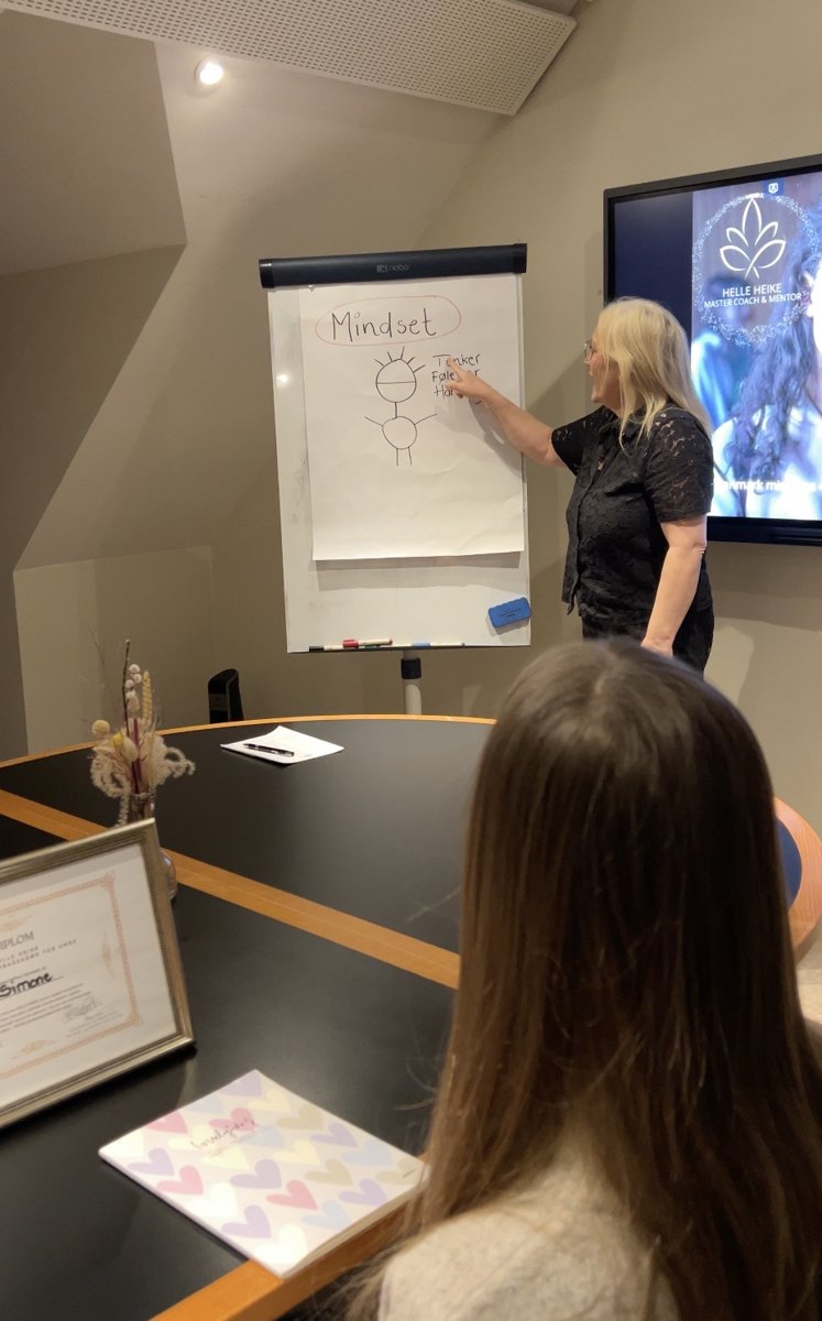 HELLE HEIKE underviser i mindset på et gruppeforløb